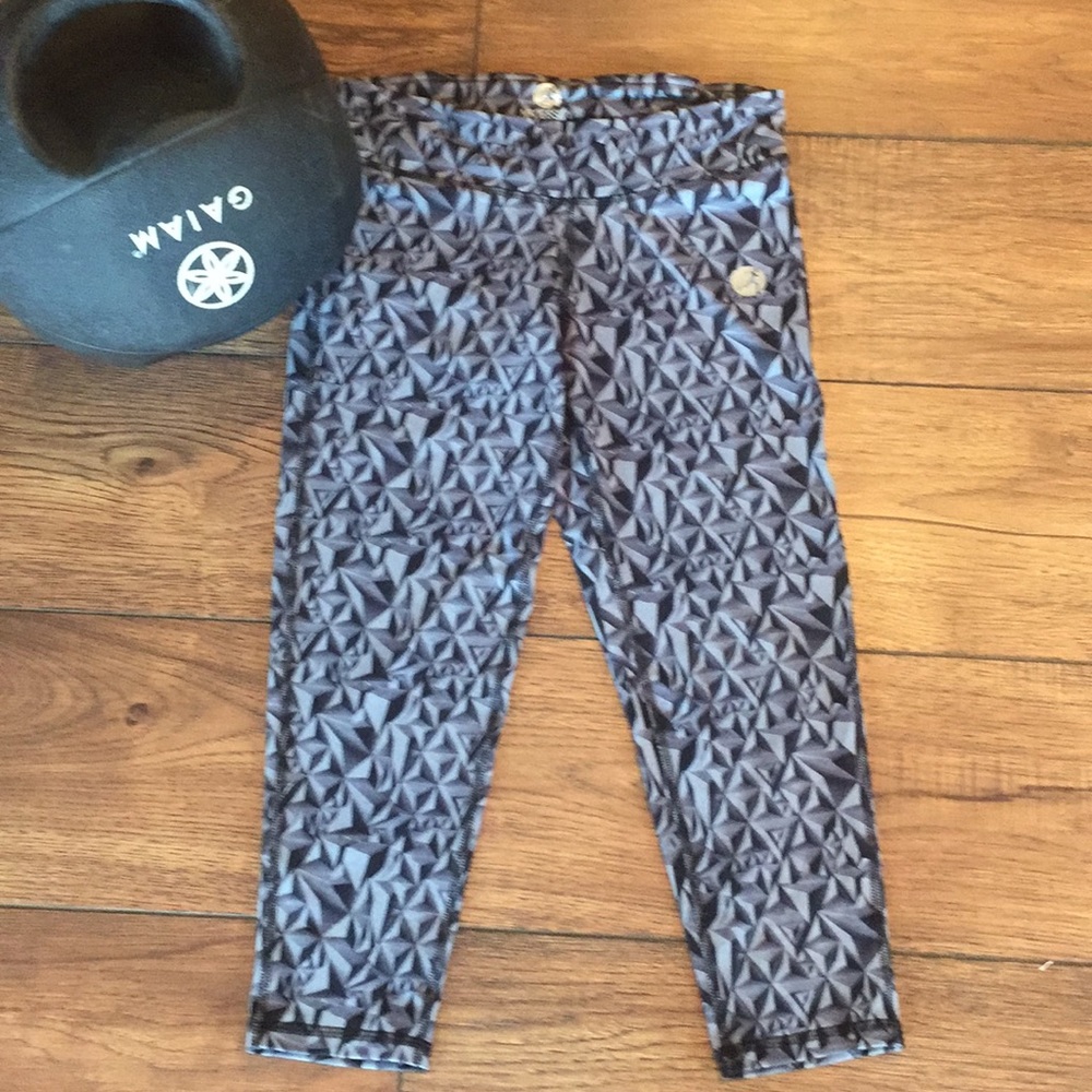 NECESSITY Exercise Capris